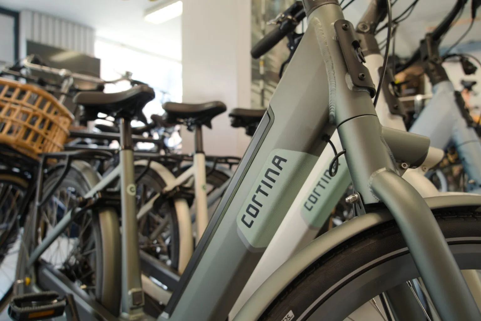 Cortina-fiets in de showroom van Henry IJzerman