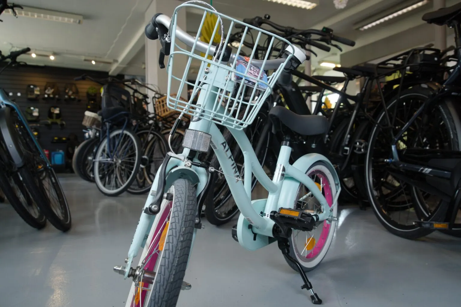 Mintgroene kinderfiets met mandje