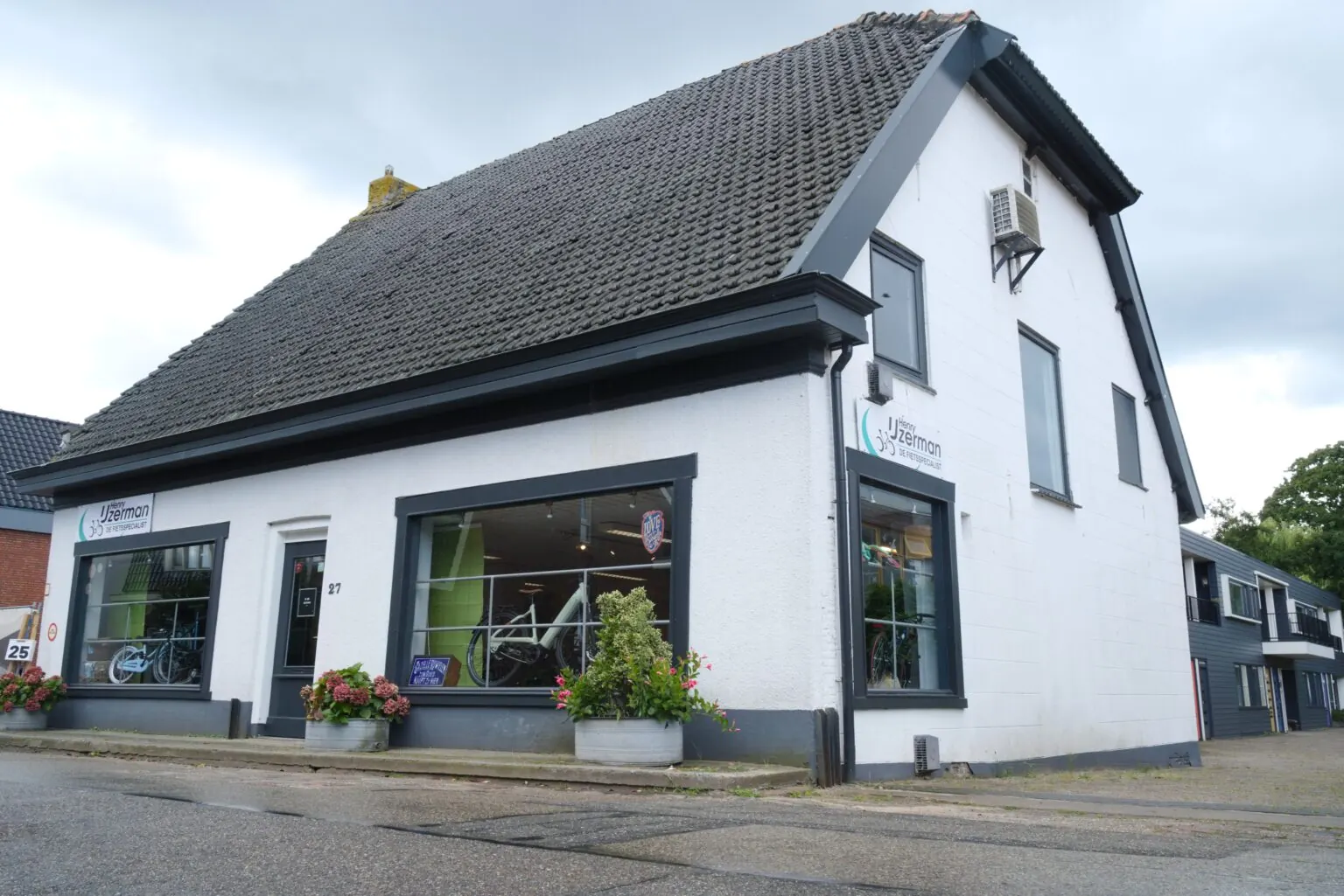 De winkel van Henry IJzerman aan het Westeind in Papendrecht