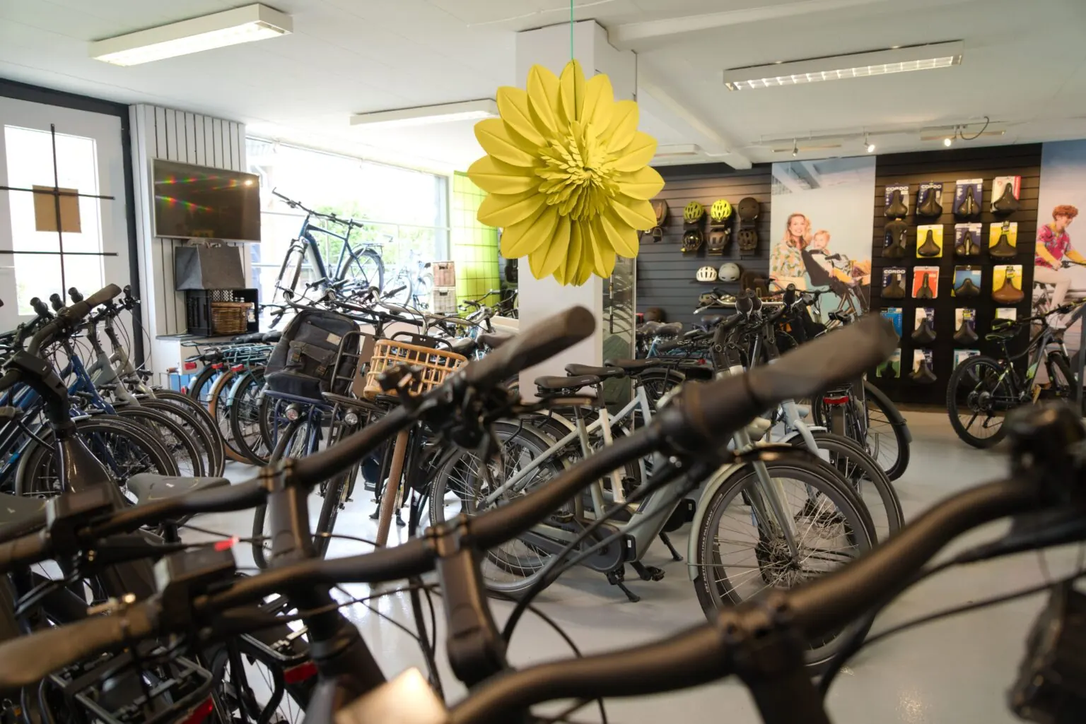 Rijen nieuwe fietsen in de winkel