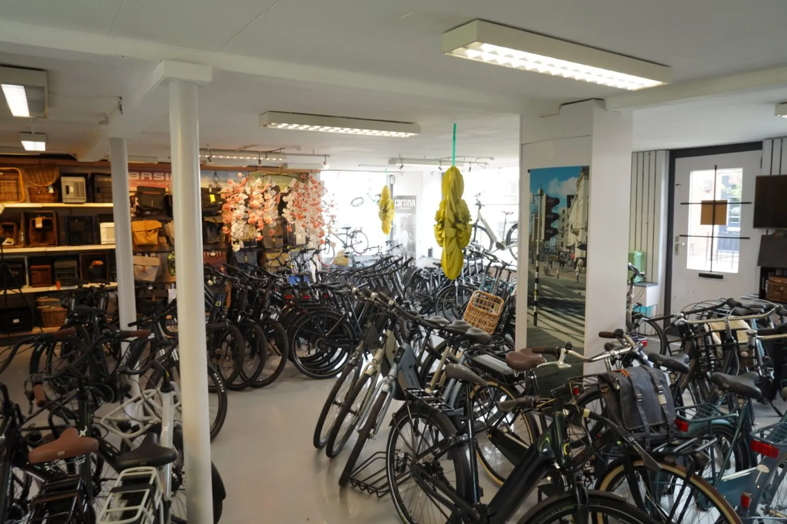 Showroom vol fietsen bij Henry IJzerman