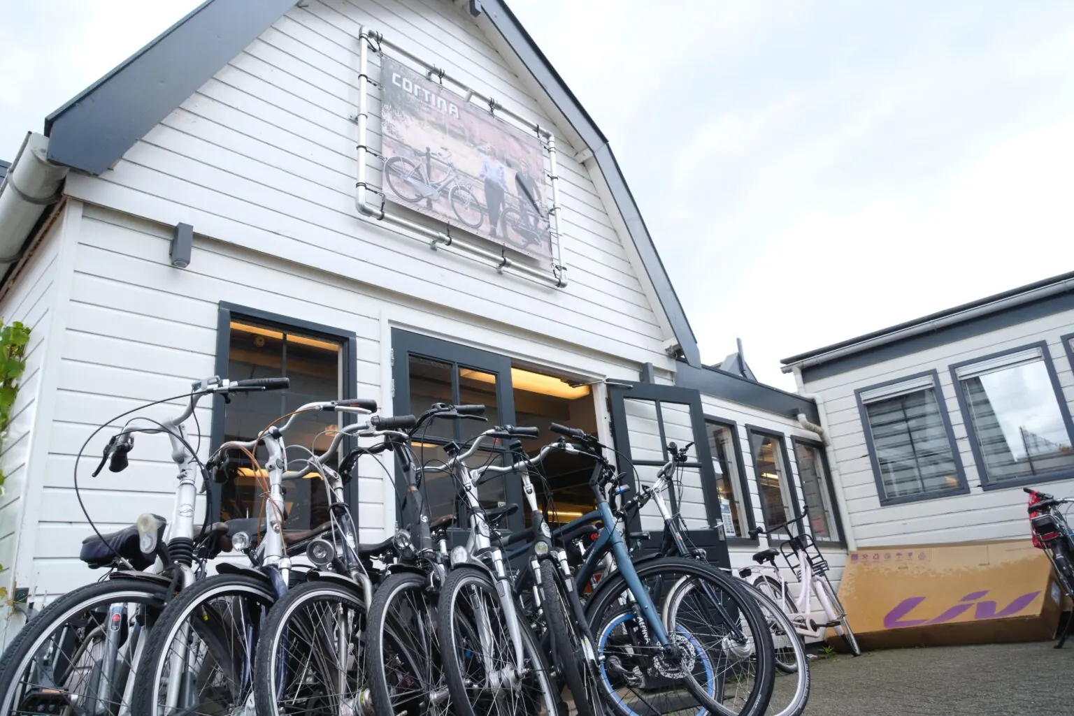 Fietsen voor de winkel van Henry IJzerman aan het Westeind