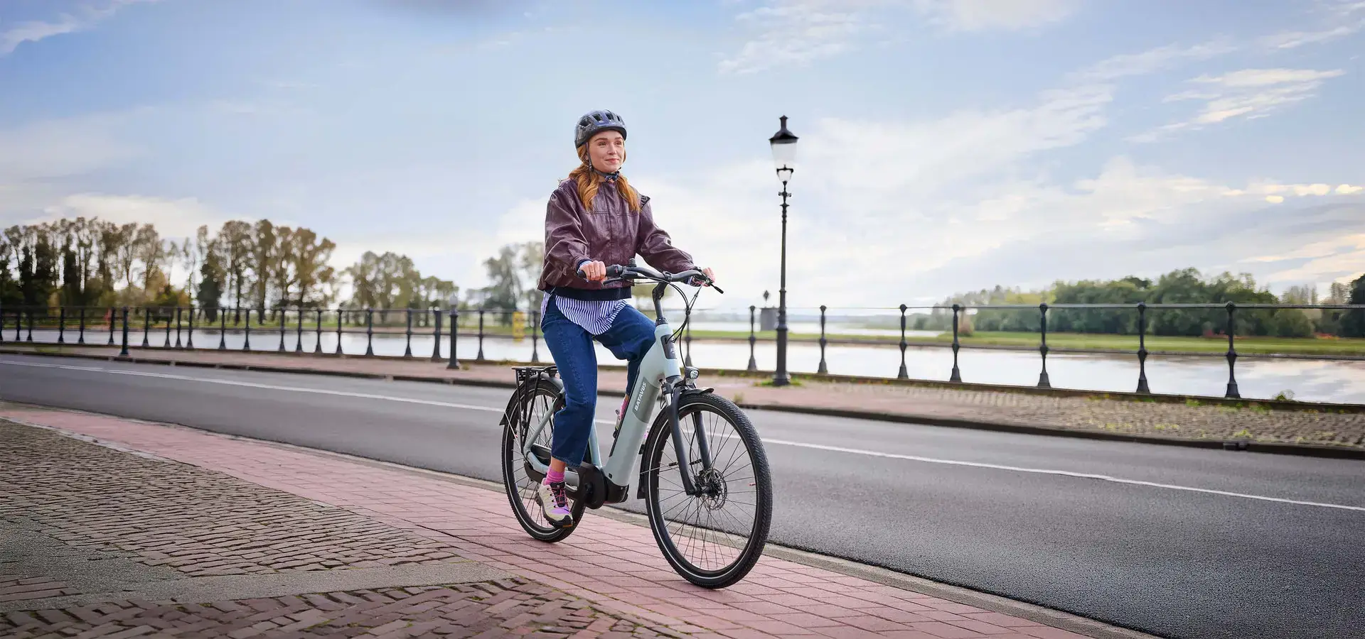 Fietser op een Batavus Altura e-bike uit de nieuwste collectie