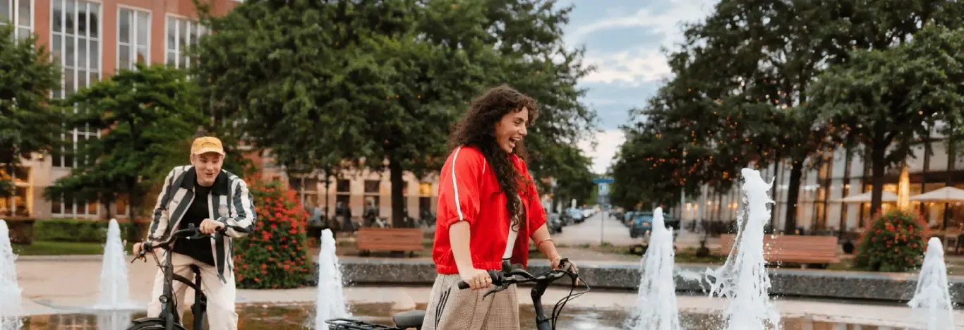 Twee fietsers met Cortina e-bikes uit de nieuwste collectie