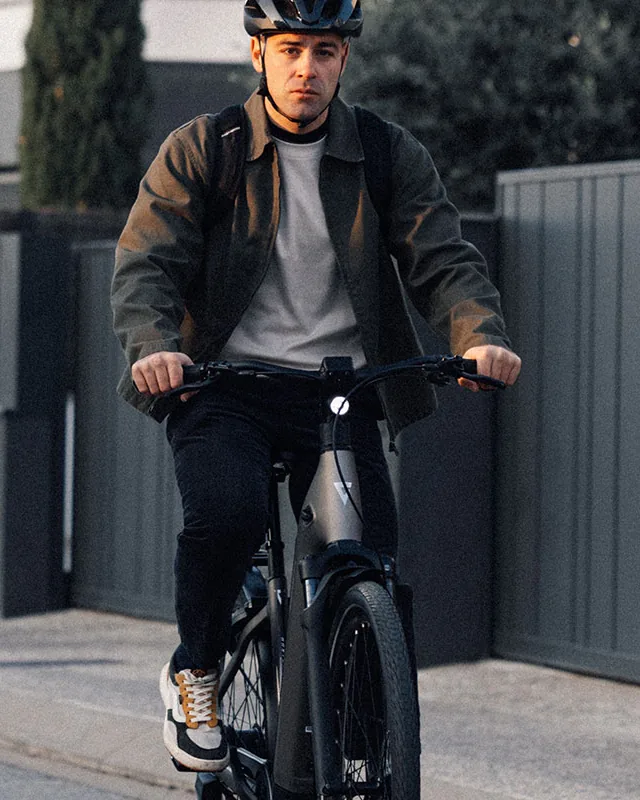 Fietser op een Giant AnyTour E+ e-bike in de stad