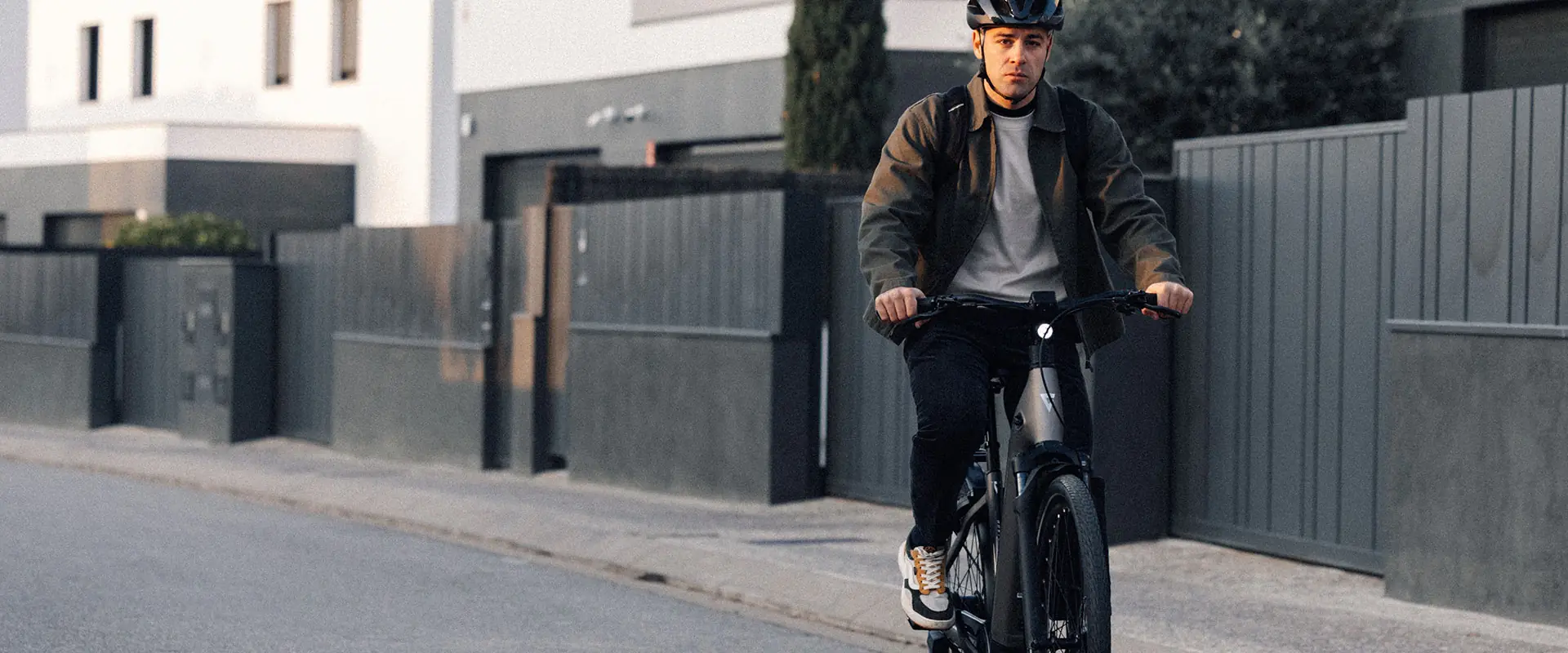 Fietser op een Giant AnyTour E+ e-bike in de stad