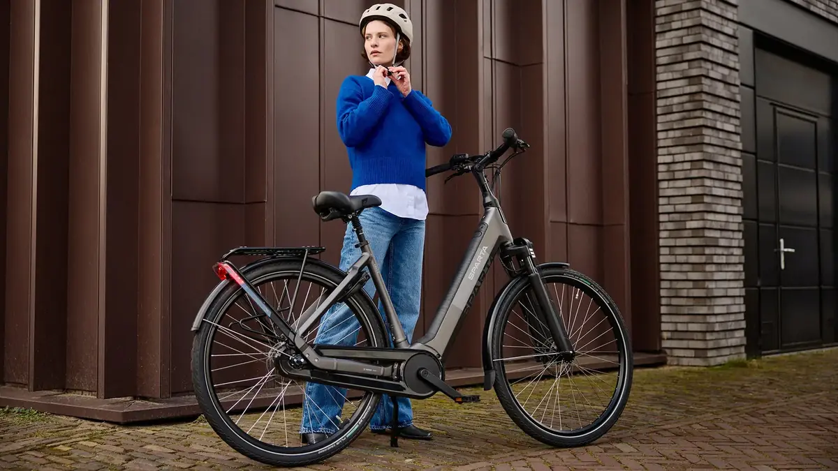 Vrouw met een Sparta d-RULE e-bike in de stad